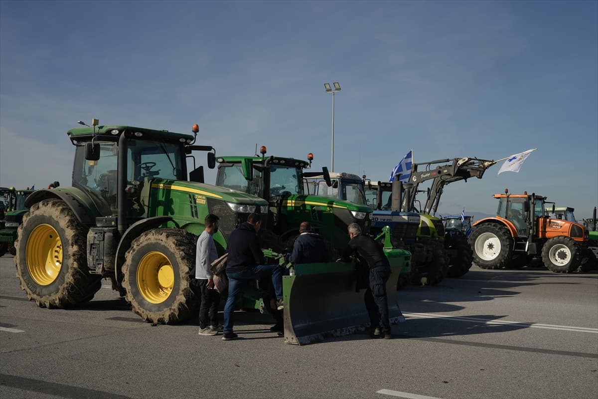 Yunanistan'da çiftçiler Atina-Selanik yolunu trafiğe kapattı