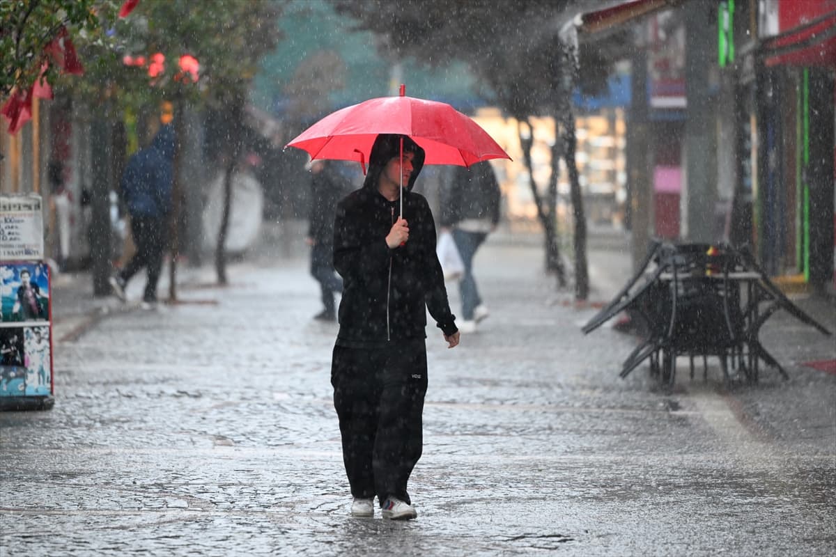 Edirne'de sağanak yağış hayatı olumsuz etkiliyor