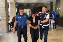 Balık tutan vatandaşı darbedip denize atarak eşyalarını gasbetti