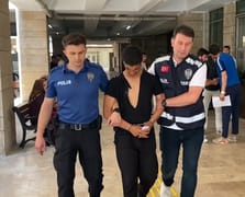 Balık tutan vatandaşı darbedip denize atarak eşyalarını gasbetti