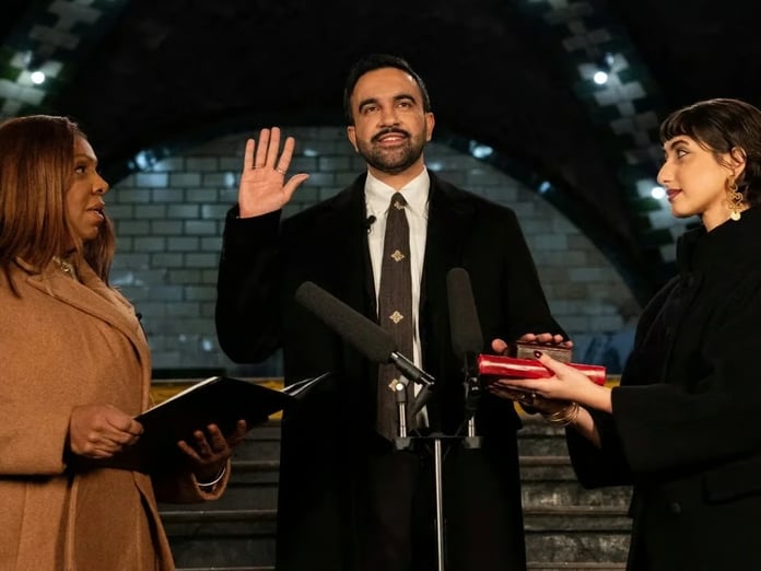 New York'un yeni Belediye Başkanı Mamdani yemin töreninde Osmanlı Kur'an'a el bastı