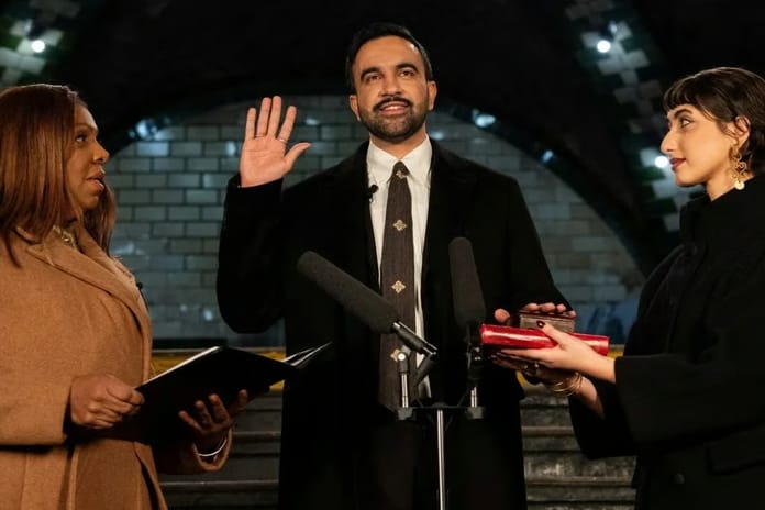 New York'un yeni Belediye Başkanı Mamdani yemin töreninde Osmanlı Kur'an'a el bastı