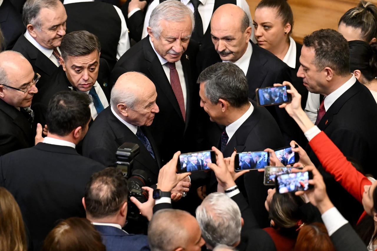 Özgür Özel, Devlet Bahçeli ile ne konuştuklarını anlattı: "Genel başkanım, çok ıslandın"