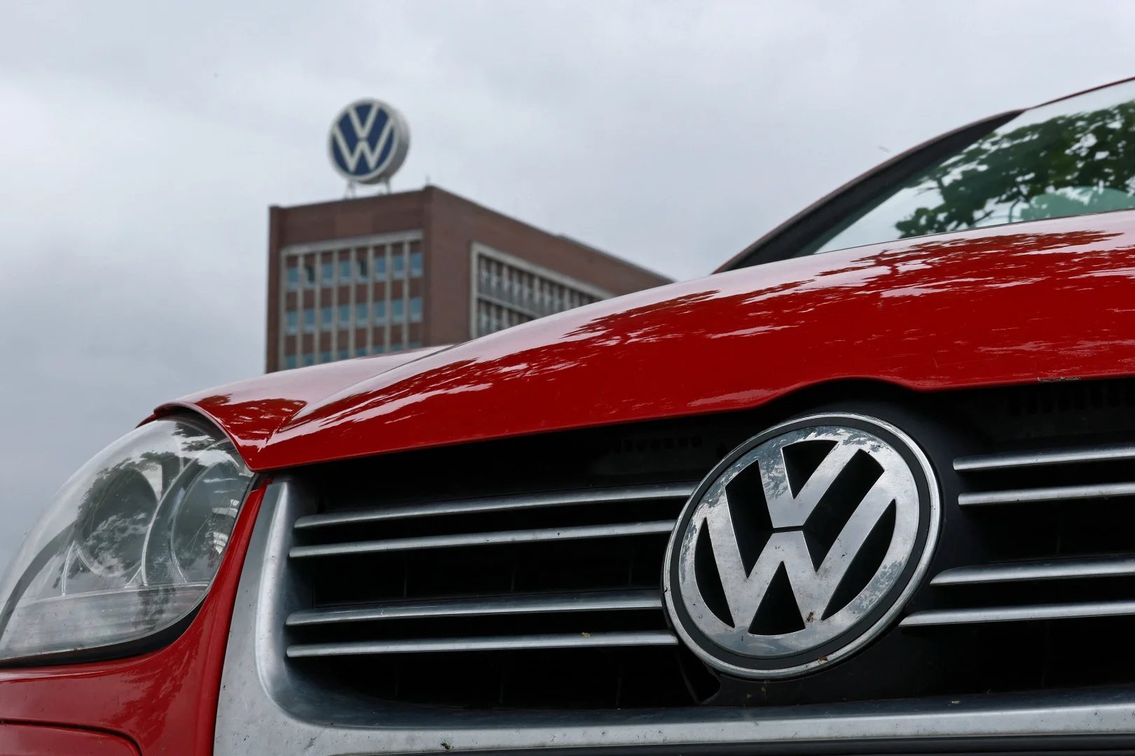 Volkswagen Plans Global Pay Freeze Until 2030