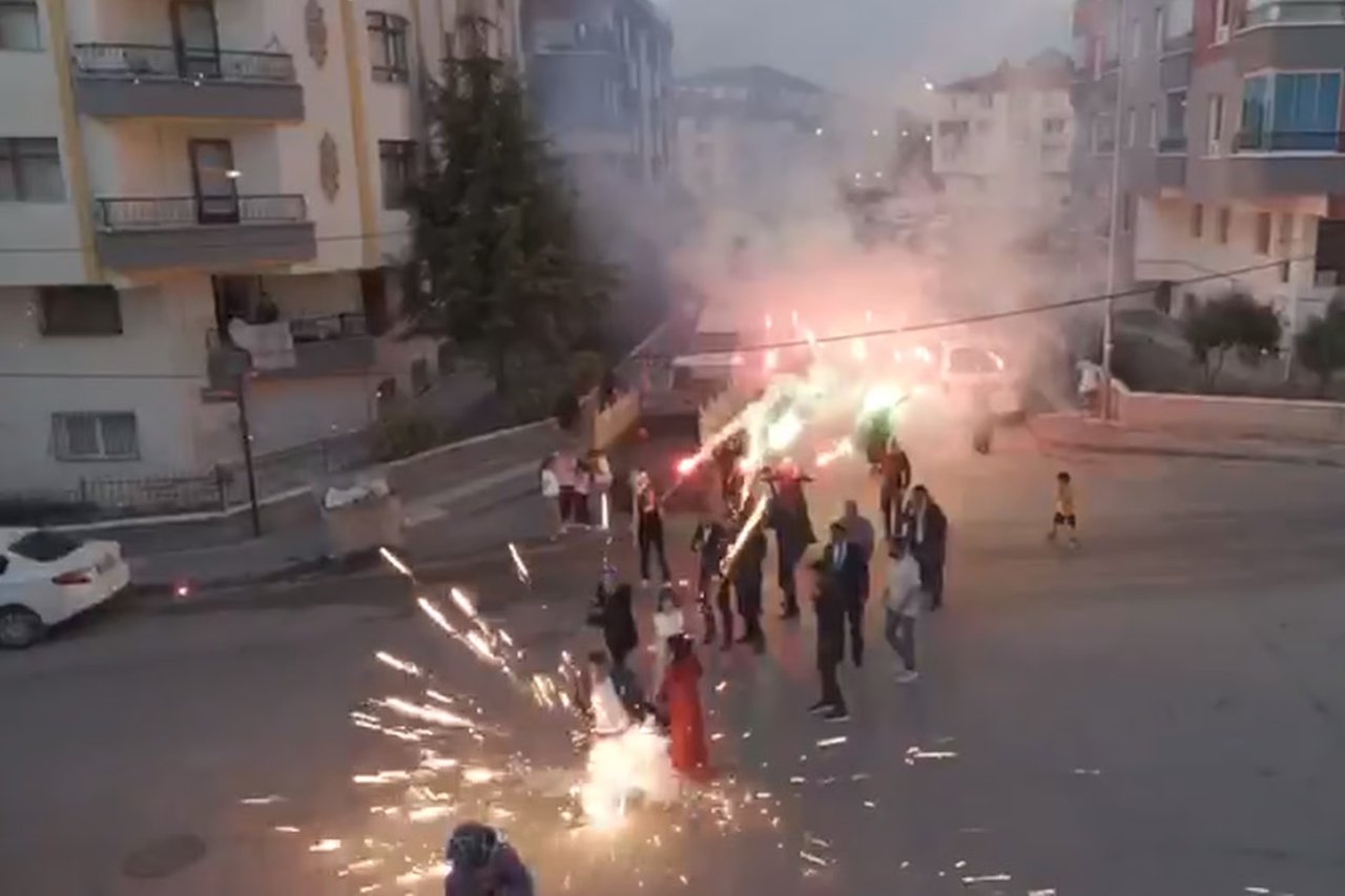 Damat konvoyunun üzerine havai fişekler düştü