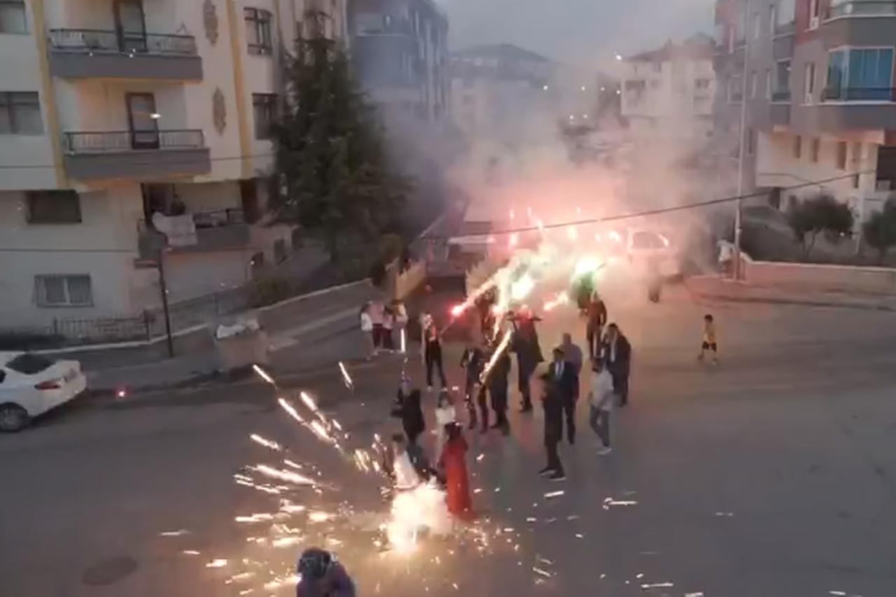 Meşalelerle kız istemeye giden konvoyun üzerine havai fişekler düştü