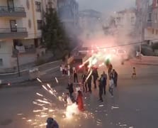 Meşalelerle kız istemeye giden konvoyun üzerine havai fişekler düştü