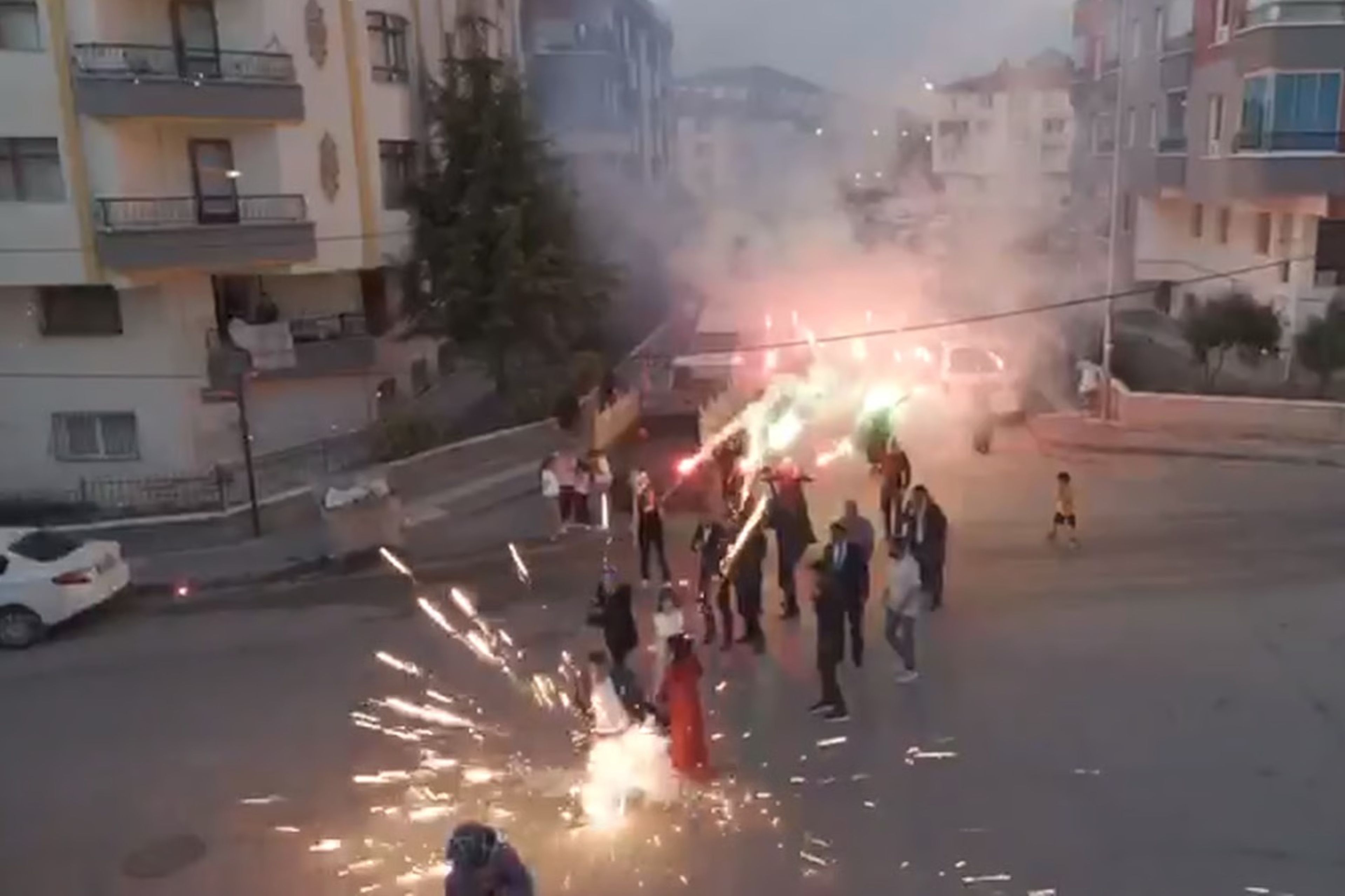 Meşalelerle kız istemeye giden konvoyun üzerine havai fişekler düştü