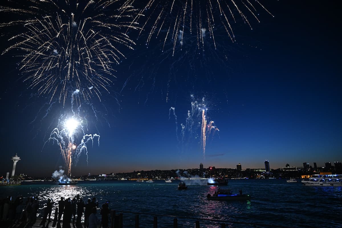 İstanbul'un fethinin 573. yıl dönümü dün gece böyle kutlandı! İşte o görsel şölen...