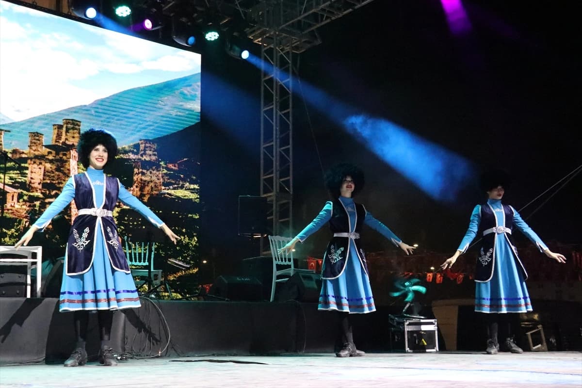 Halk dansları topluluğu sahne aldı