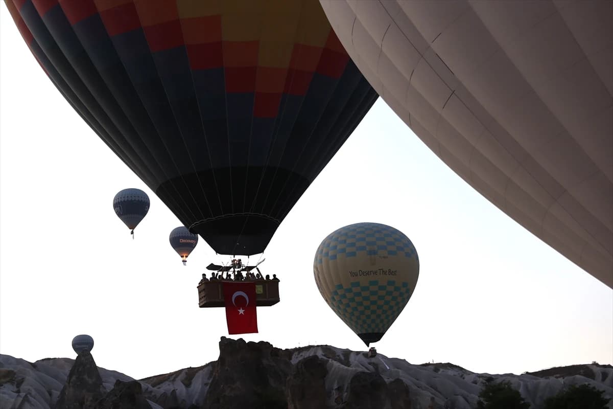 Kapadokya gökyüzünde anlamlı uçuş: Sıcak hava balonları 15 Temmuz için havalandı