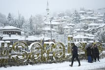 Bosna Hersek'in başkenti Saraybosna beyaza büründü