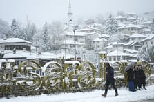 Bosna Hersek'in başkenti Saraybosna beyaza büründü