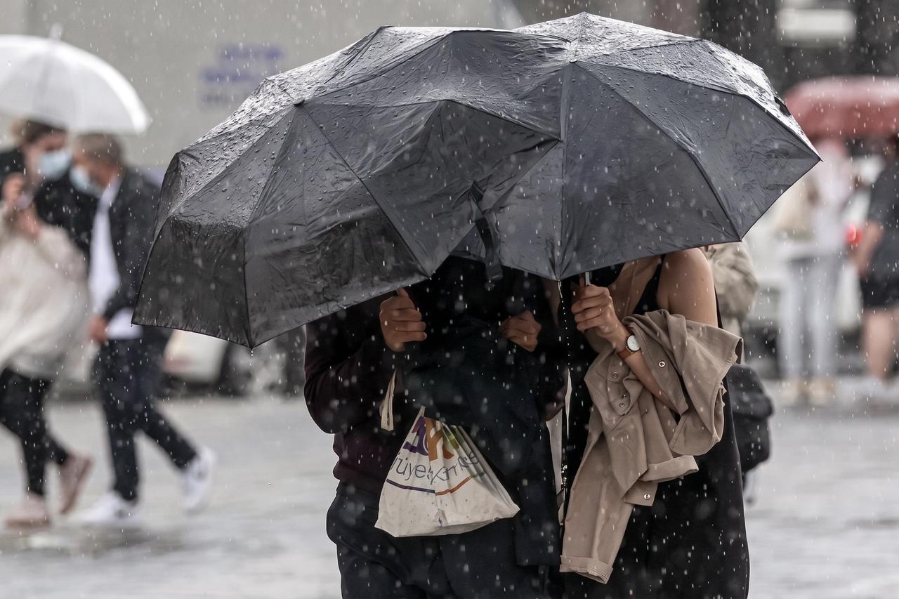 Meteoroloji'den 3 günlük hava durumu uyarısı: Hafta sonu batı bölgelerine sonbahar yağmurları geliyor