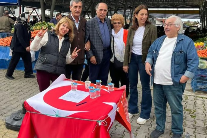 Türk Bayrağını masa örtüsü yaptı