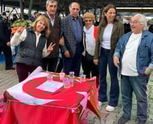 CHP İlçe Başkanı Türk Bayrağını masa örtüsü olarak kullandı