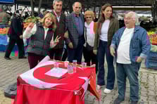 CHP İlçe Başkanı Türk Bayrağını masa örtüsü olarak kullandı