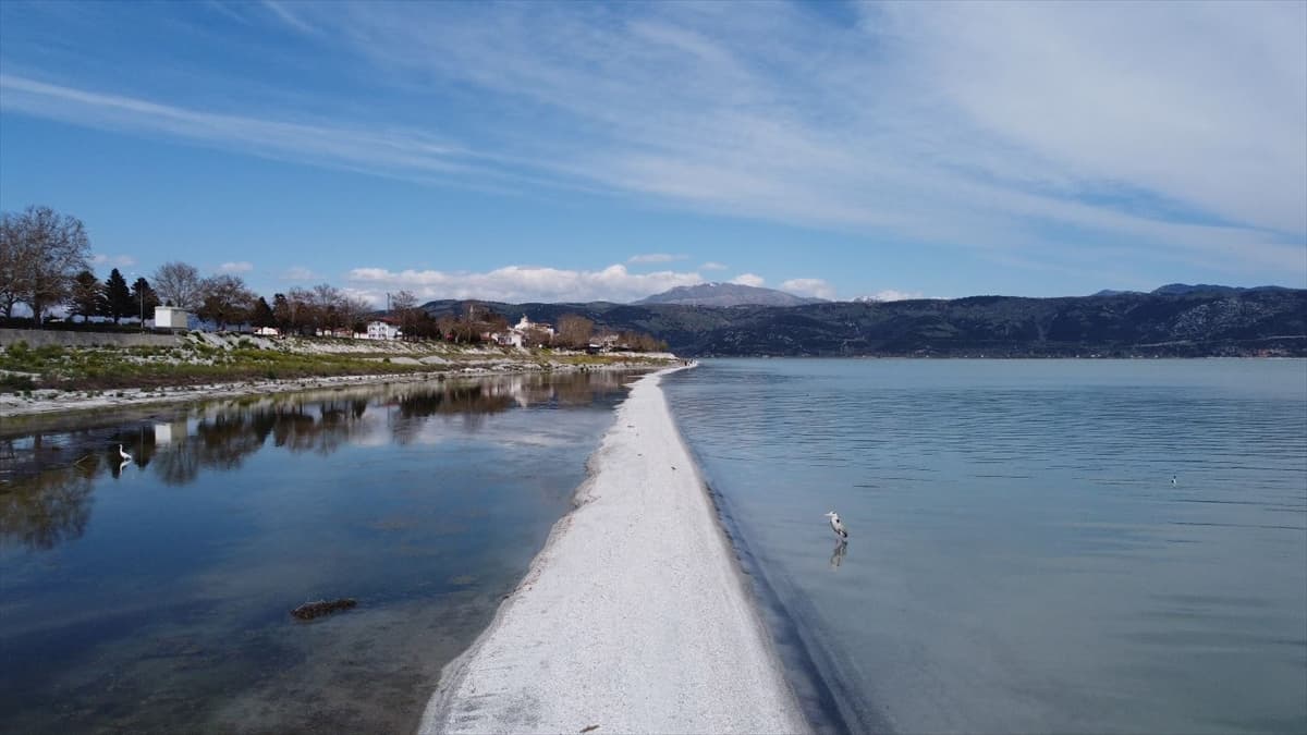 Eğirdir Gölü’nde mucizevi görüntü: Suyun içinden yol çıktı