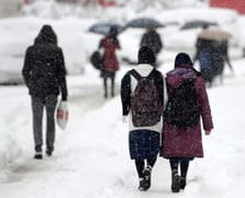 Kar ve buzlanma eğitimi vurdu: Hangi illerde okullar tatil?