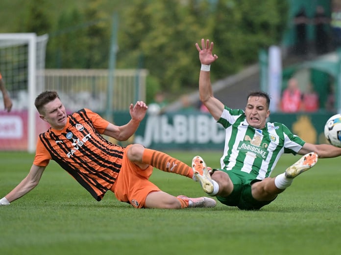 Arda Turan yönetimindeki Shakhtar Donetsk, deplasmanda galibiyeti uzatma dakikalarında kaçırdı