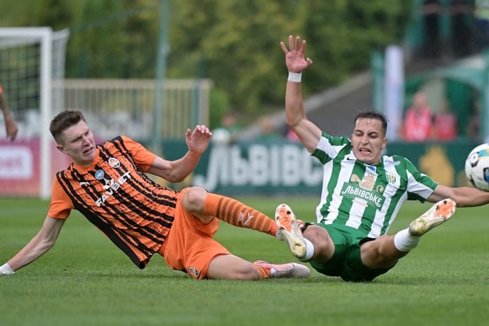 Arda Turan yönetimindeki Shakhtar Donetsk, deplasmanda galibiyeti uzatma dakikalarında kaçırdı