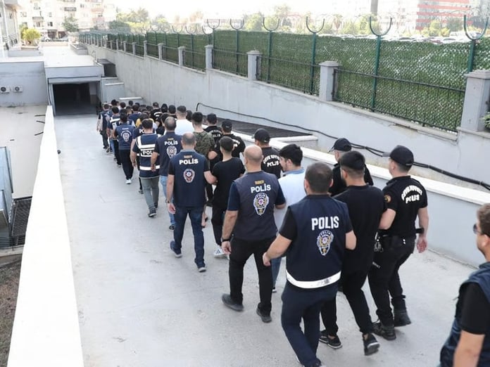 İstanbul'da suç örgütlerine operasyon: 11 kişi tutuklandı