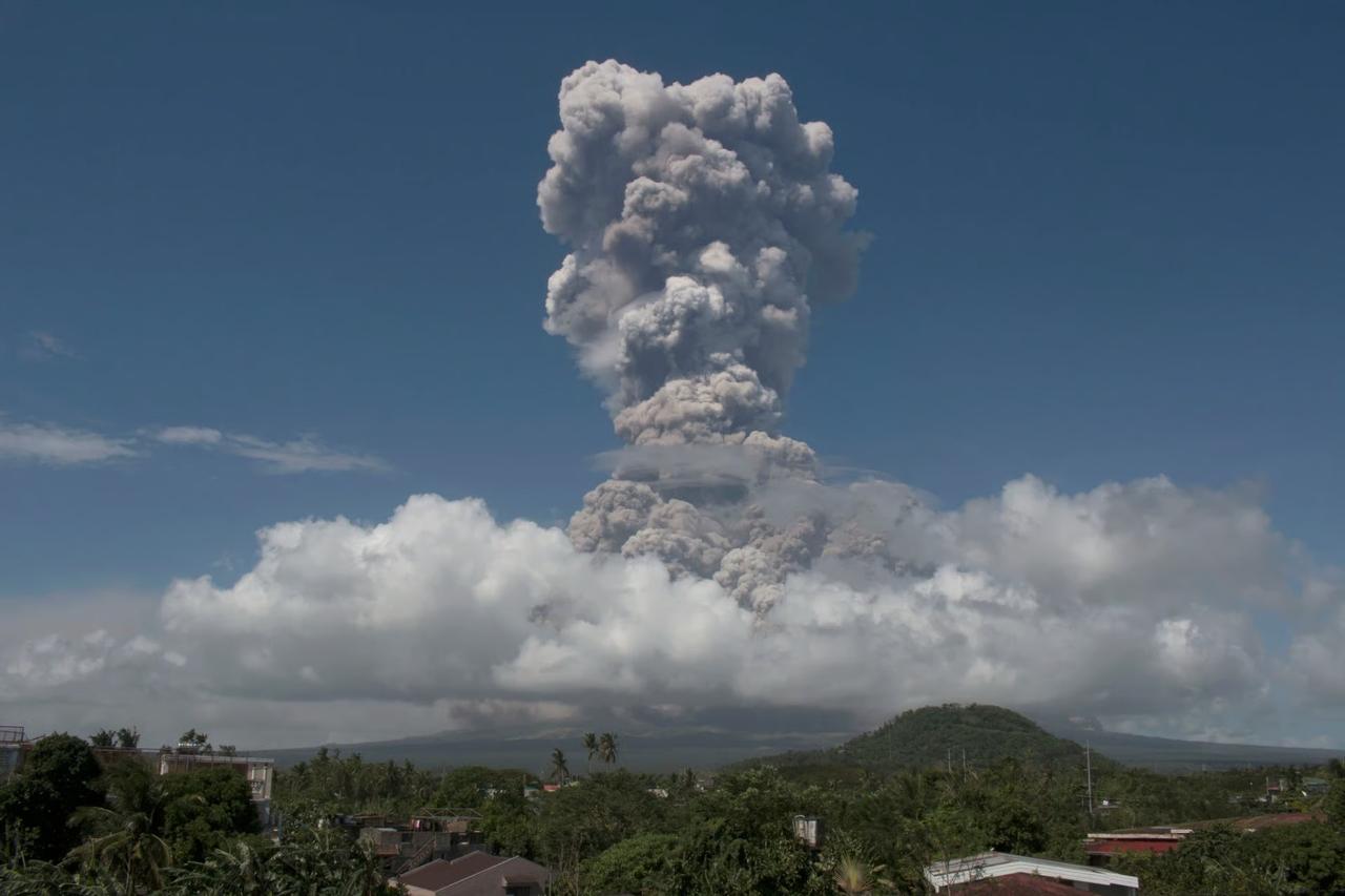 Filipinler'de Mayon Yanardağı patladı