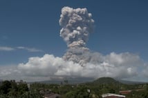 Filipinler'de Mayon Yanardağı patladı