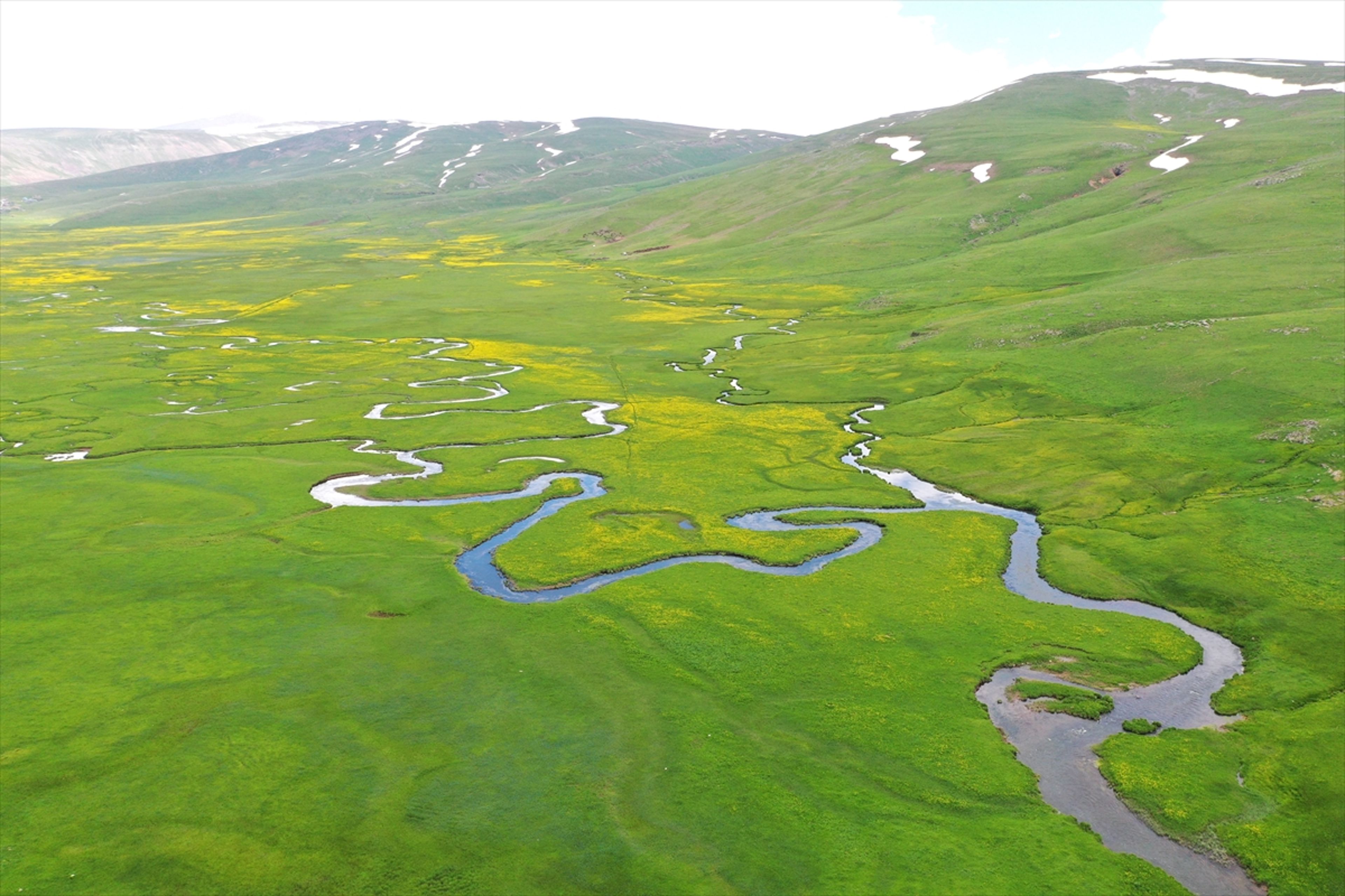 Ağrı'da ilkbahar güzelliği: Karlar eridi, menderesler dronla görüntülendi - 9. fotoğraf