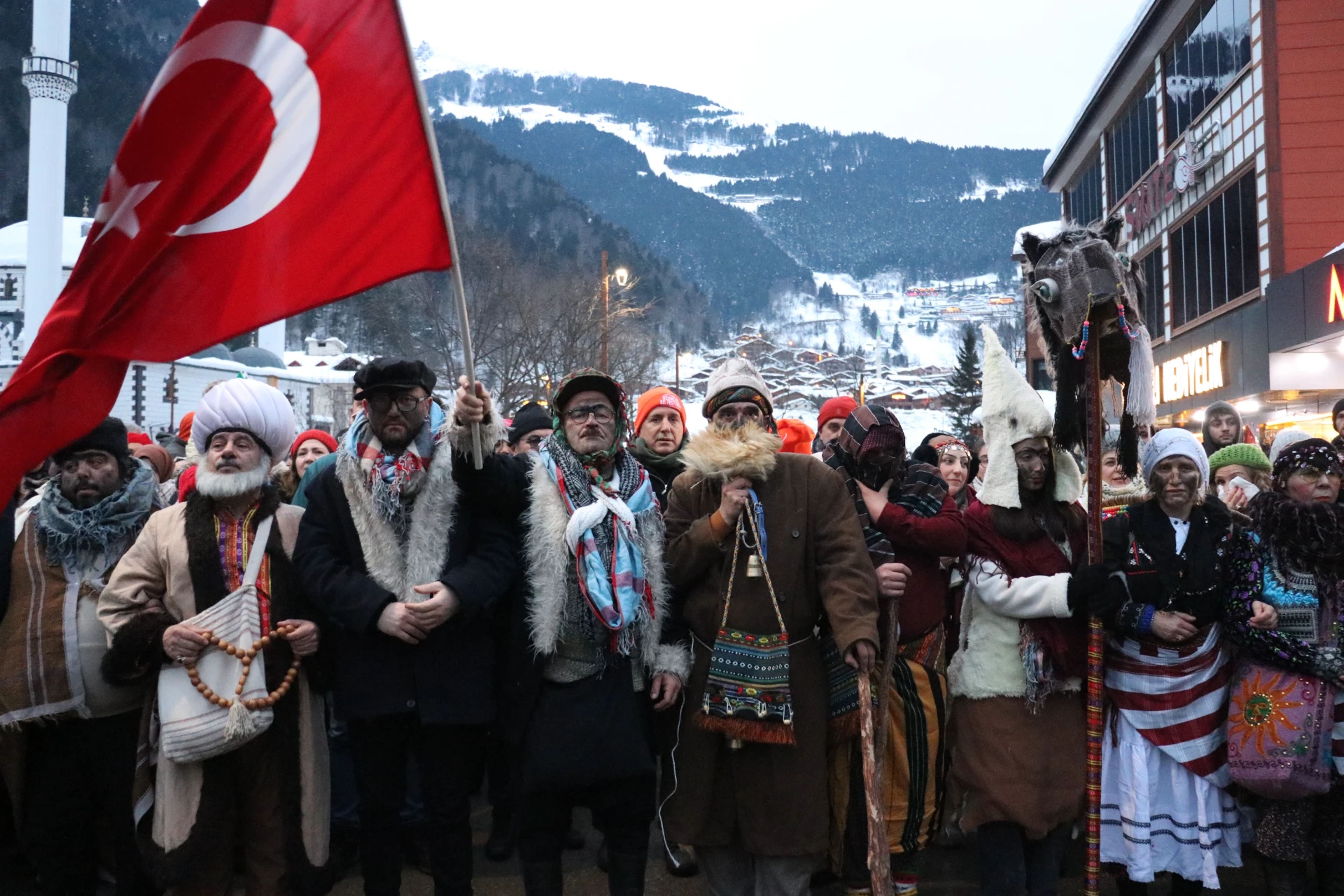 Karlar üzerinde bitmeyen horon halkası
