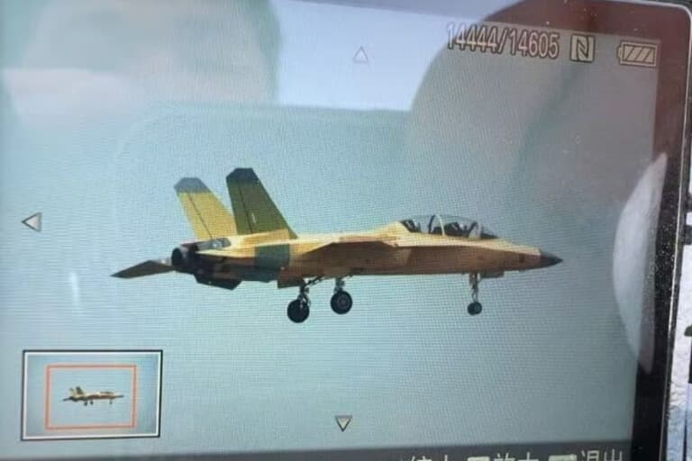 Çin, yeni uçak gemisi eğitim uçağını test etti