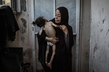 İsrailli kanal Gazze'de açlıktan ölen çocuğun annesiyle dalga geçti