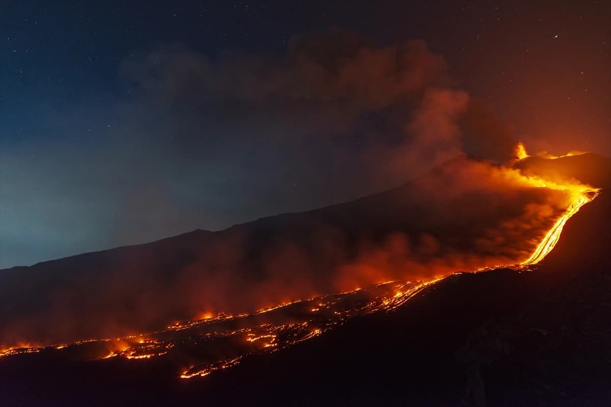 Etna Yanardağ tüm kızgınlığıyla lav püskürtmeye devam ediyor