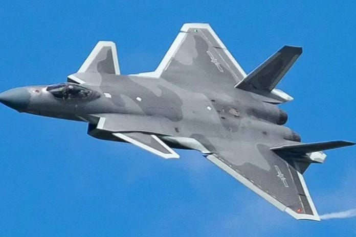 Çin, iki koltuklu J-20S stealth savaş uçağını hizmete hazırlıyor