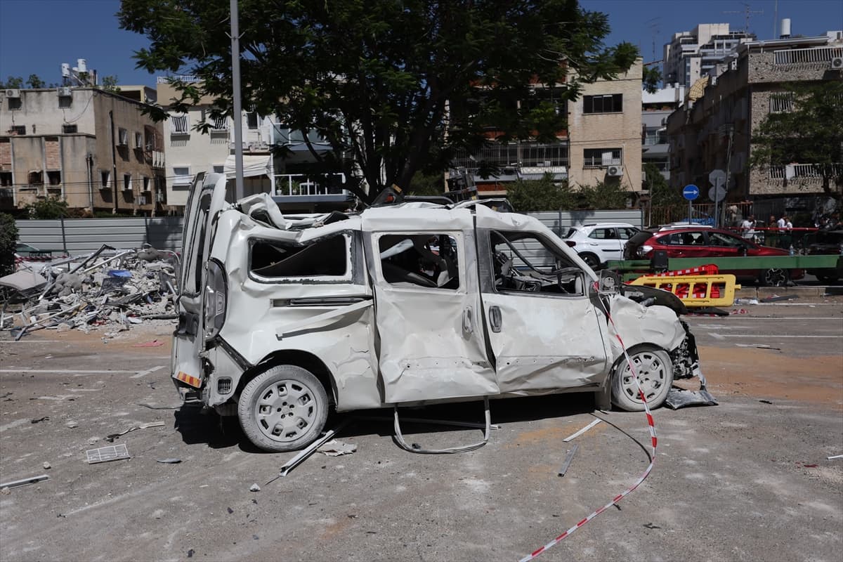 İran füzeleri Holon'a isabet etti: Binada ve araçlarda hasar oluştu