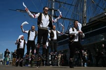 Londra’da Paskalya neşesi: Greenwich sokaklarında "sandalye kaldırma" ritüeli