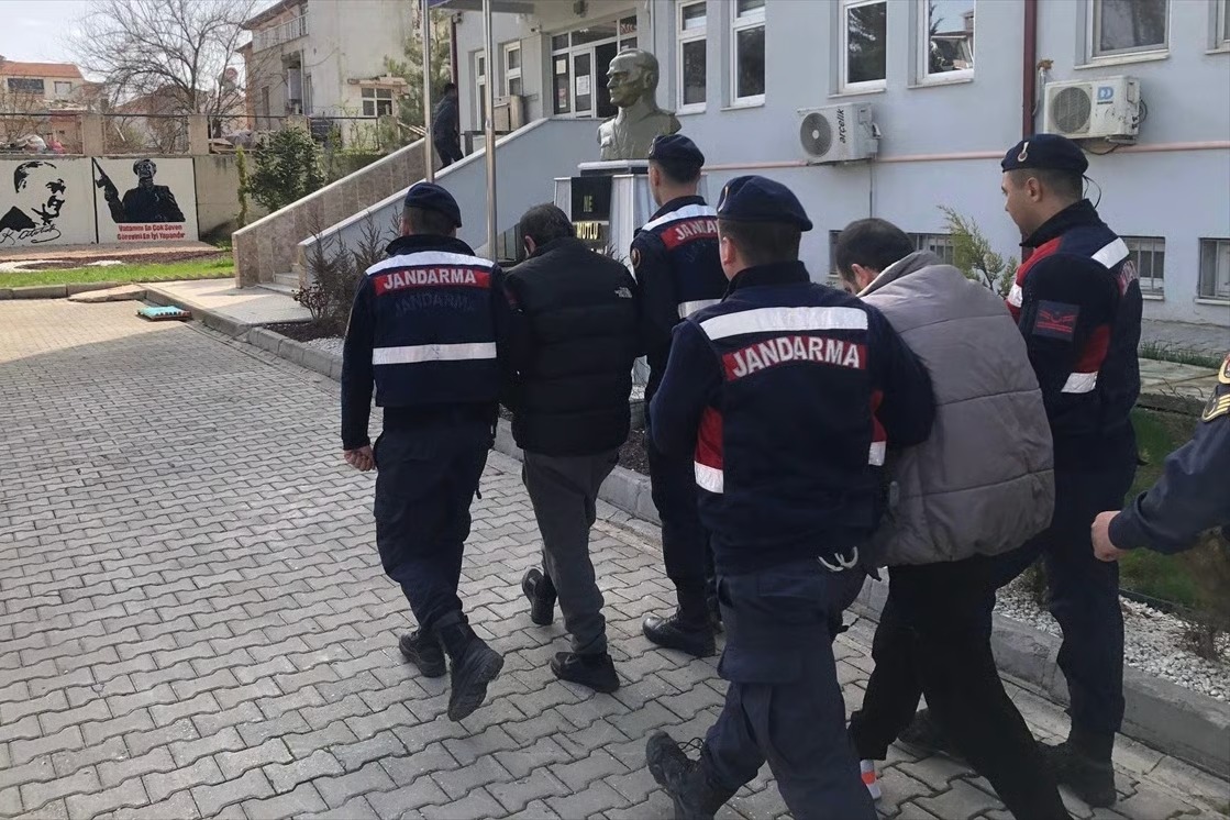 Yüzlerce suç kaydı bulunan 2 firari yakalandı