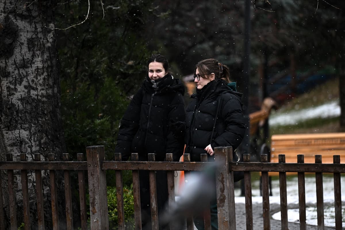 Ankara’nın sembolü Kuğulu Park’ta kış manzarası