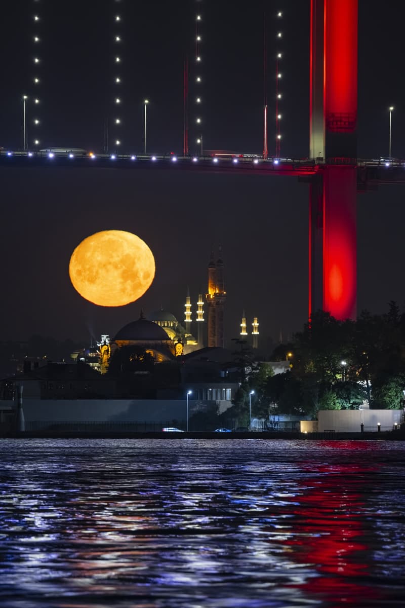 İstanbul semalarında görsel şölen: Dolunay tarihi camilerle aynı karede!