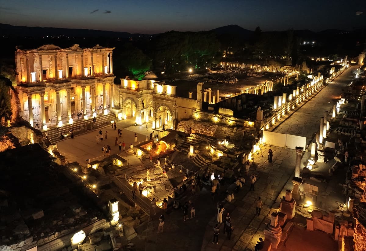 Efes Antik Kenti gece müzeciliği başladı! Günleri ve saatleri belli oldu