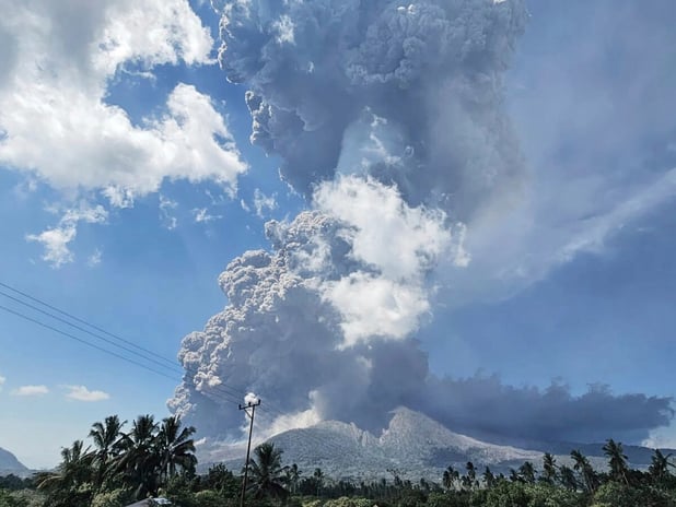 Endonezya'daki Lewotobi Laki-Laki Yanardağı patladı