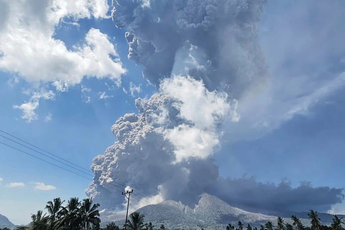Endonezya'daki Lewotobi Laki-Laki Yanardağı patladı