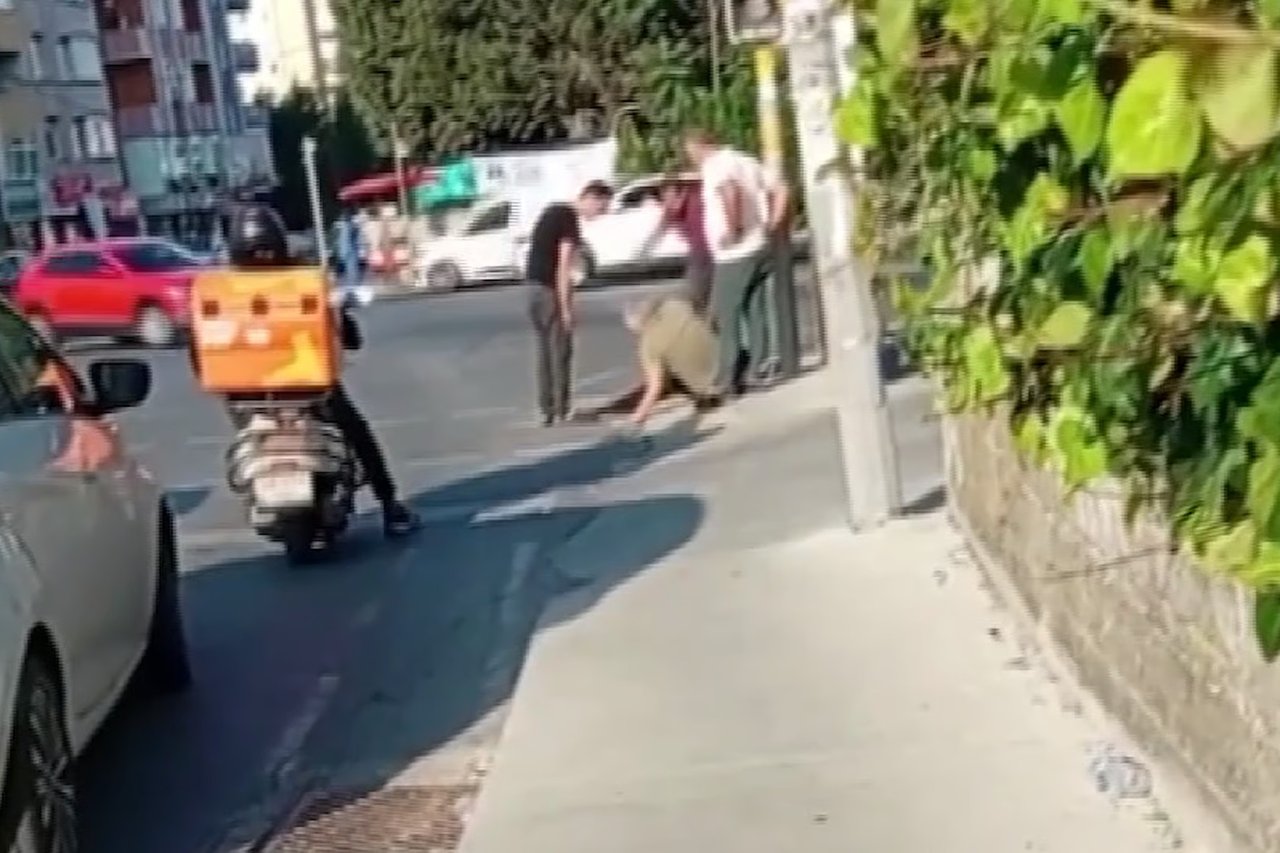 Karısını takip eden şahsı dakikalarca darp etti