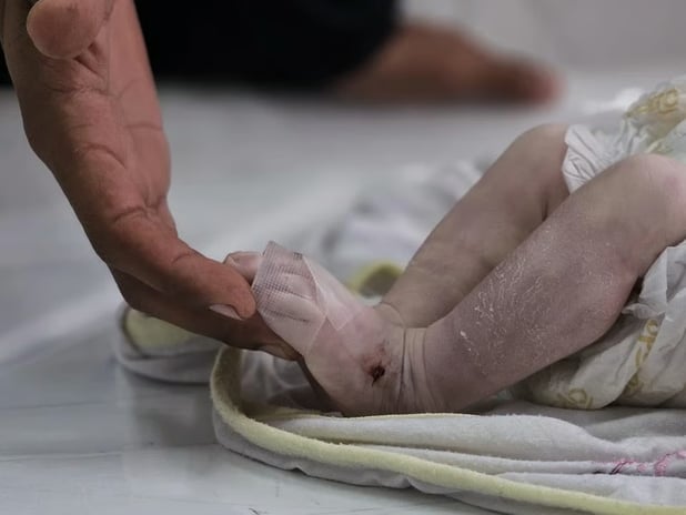 Gazze'de 12 günlük Heysem Ebu Kas bebek soğuktan öldü