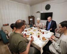 Cumhurbaşkanı Erdoğan’dan aile iftarına ziyaret
