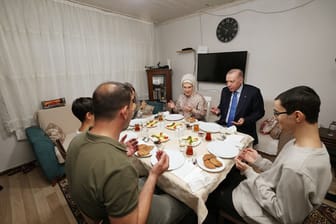 Cumhurbaşkanı Erdoğan’dan aile iftarına ziyaret