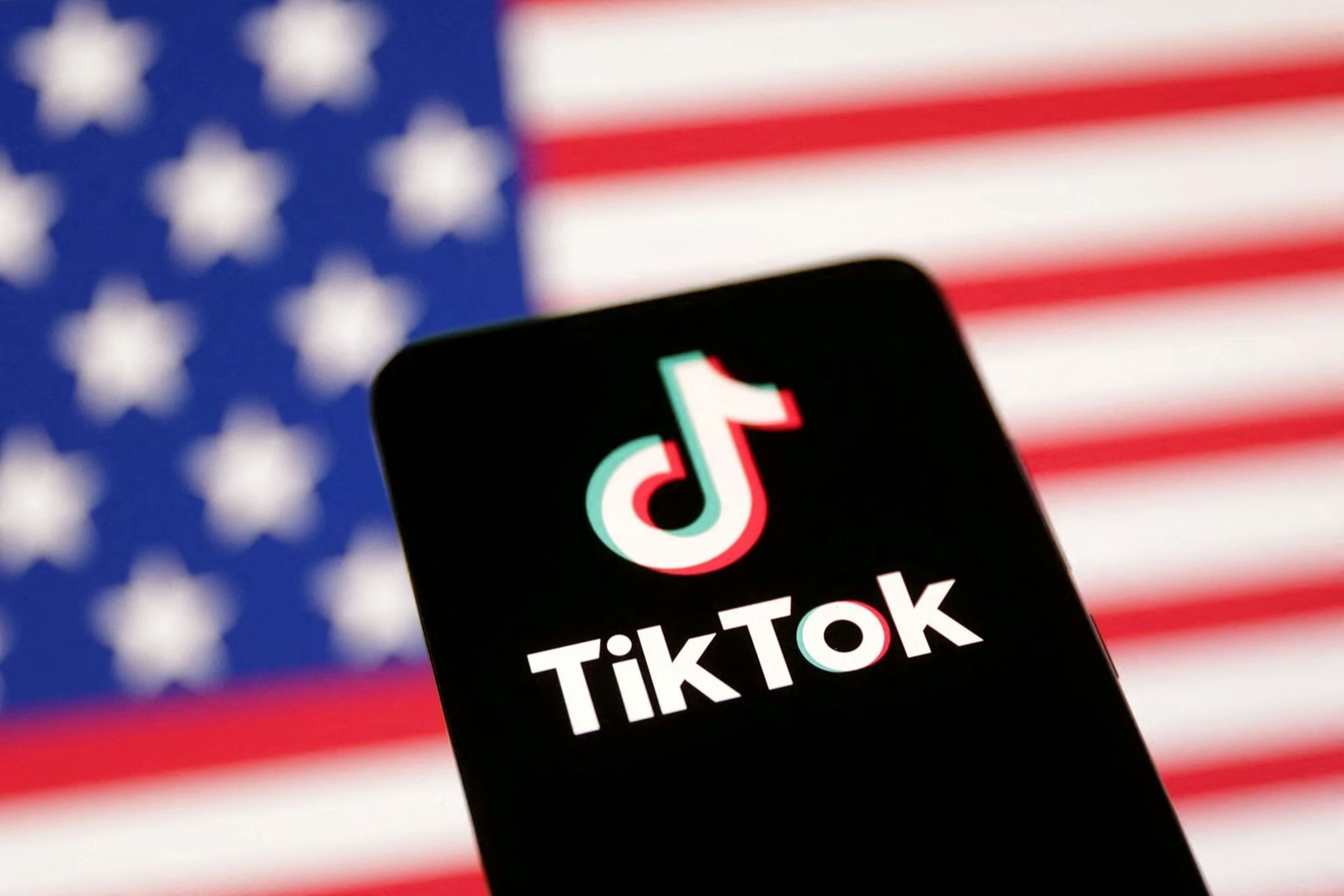 California Valisi TikTok’u Trump eleştirilerini bastırmakla suçladı