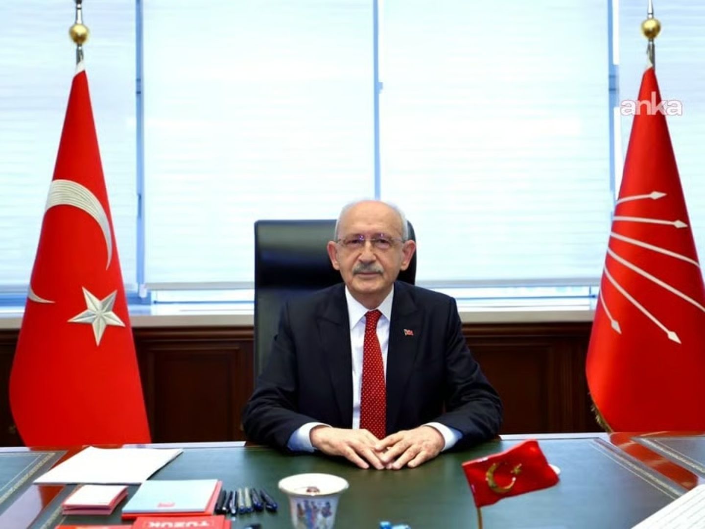 Kılıçdaroğlu, CHP Genel Merkezi önünde karanfillerle karşılandı