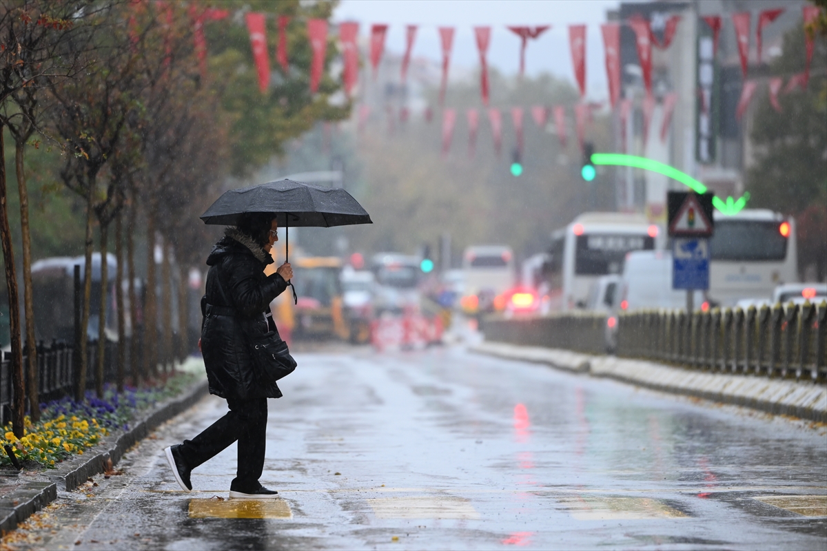 Edirne'de sağanak yağış hayatı olumsuz etkiliyor