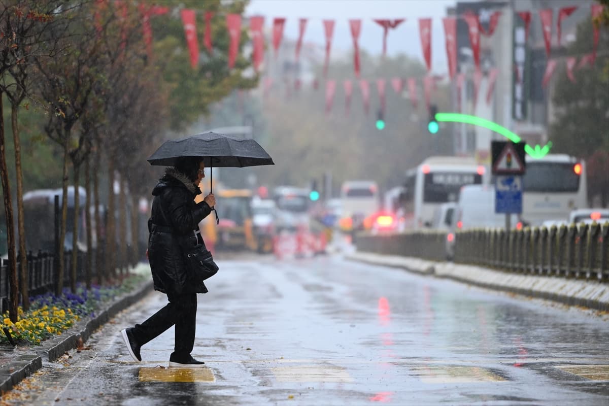 Edirne'de sağanak yağış hayatı olumsuz etkiliyor
